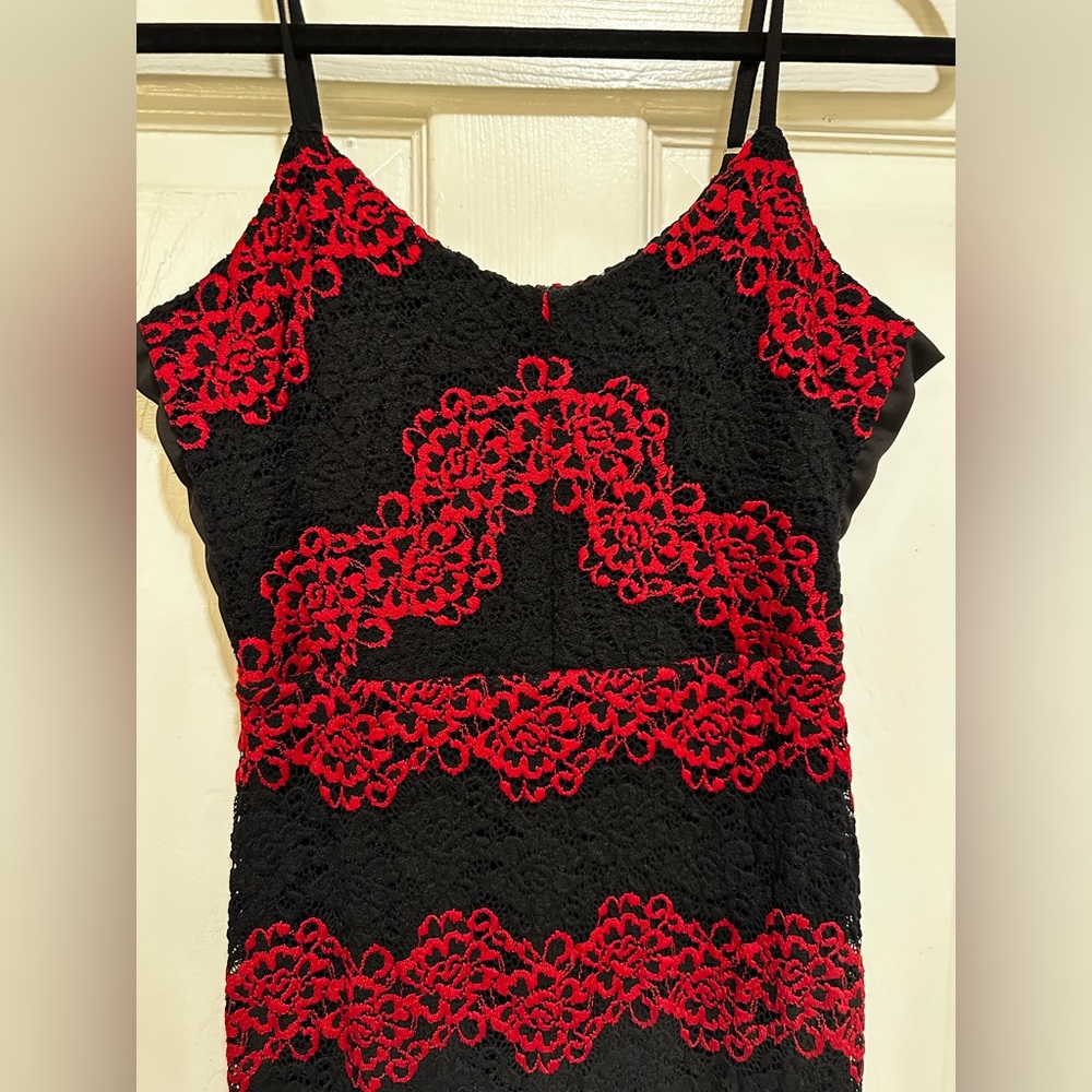 Dress The Population Adjustable Straps Red & Blck Lace Mini Bodycon Dress in XXS